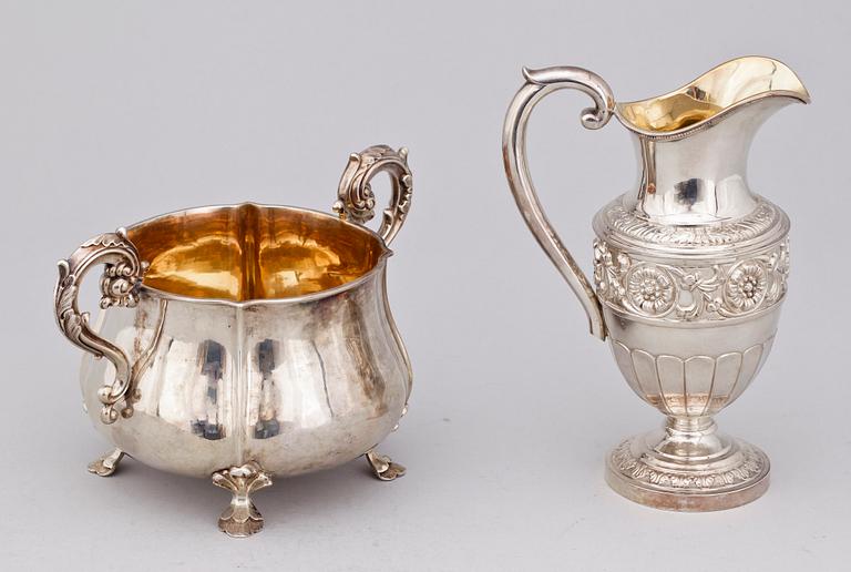 GRÄDDKANNA SAMT SOCKERSKÅL, silver, Lars Larsson & Co, Göteborg 1865 resp Möllenborg, Stockholm 1891. Tot 480 gram.