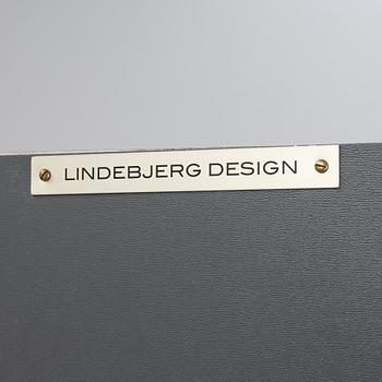 Vitrinskåp, "V2 ", Lindebjerg Design, samtida tillverkning.