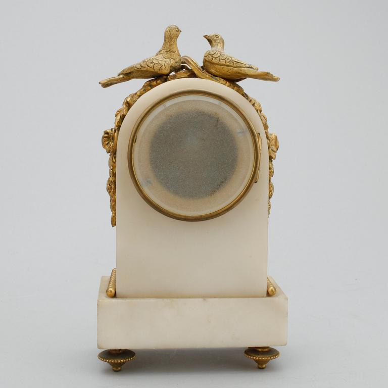 BORDSUR I ETUI, marmor, Louis XVI-stil, otydlig urmakarmärkning, sekelskiftet 1900.