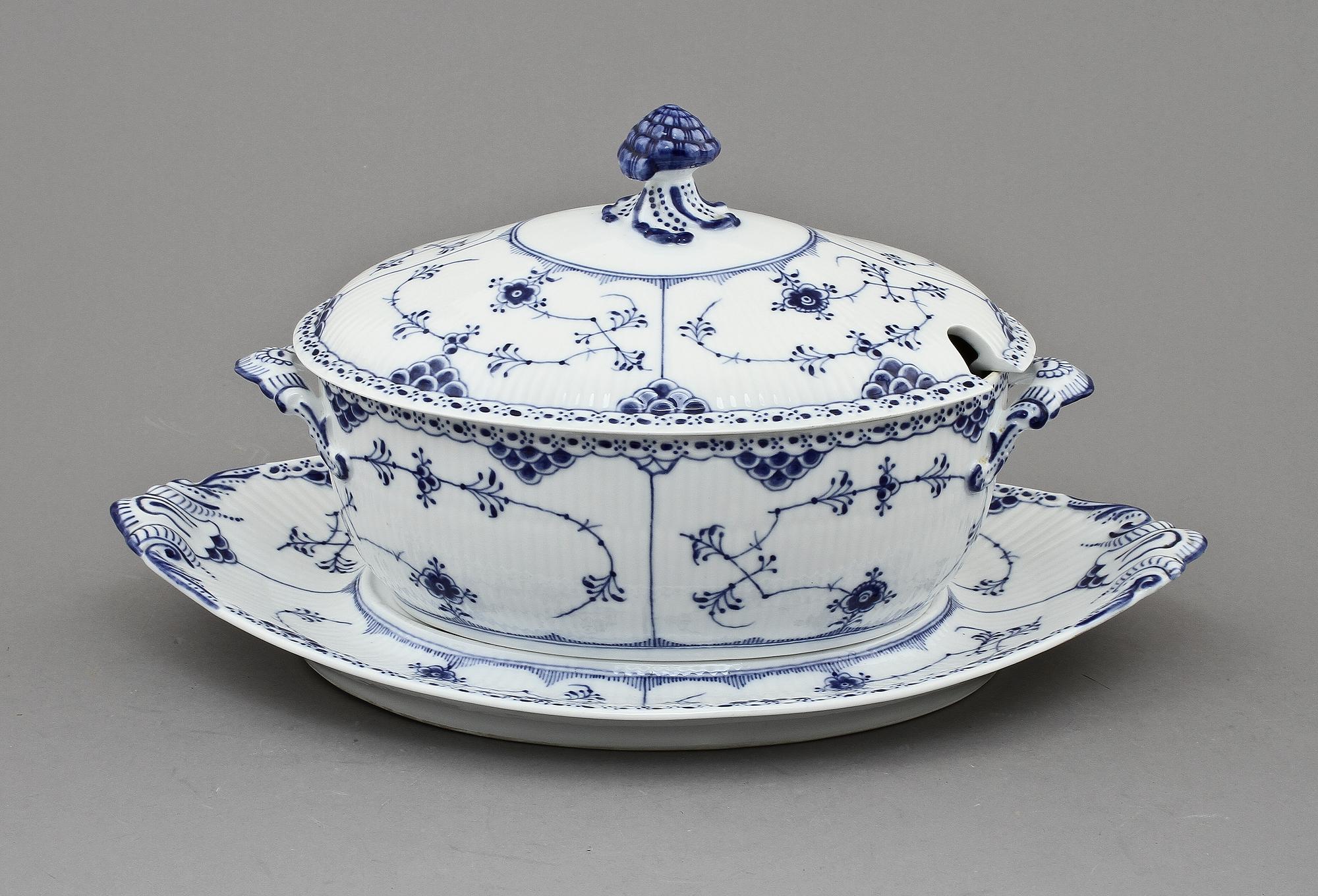 TERRIN med UNDERFAT, porslin, "Musselmalet", Royal Copenhagen, 1900-talets första kvartal.