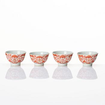 A set of four iron red cups and a famille rose box with cover, late Qing dynasty.