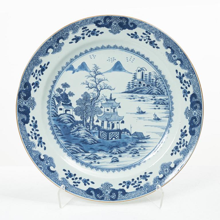 A large Chinese blue and white export porcelain dish, Qing dynasty, Qianlong (1736-95).