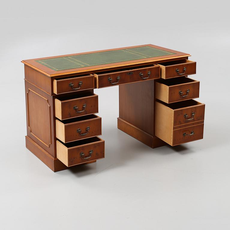 SKRIVBORD, Engelsk stil, 1900-talets andra hälft.