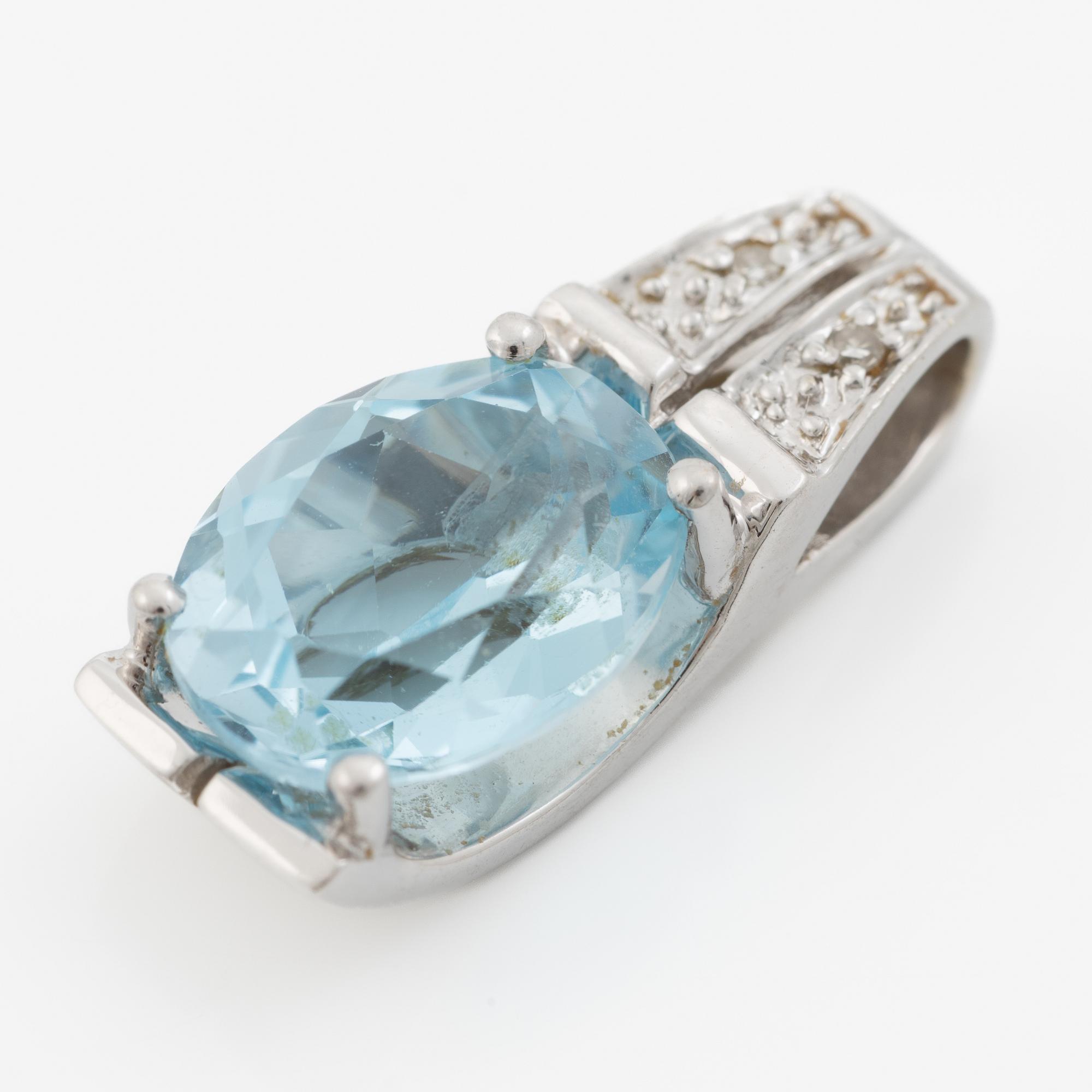 Pendant in 18K gold with a topaz and small diamonds.