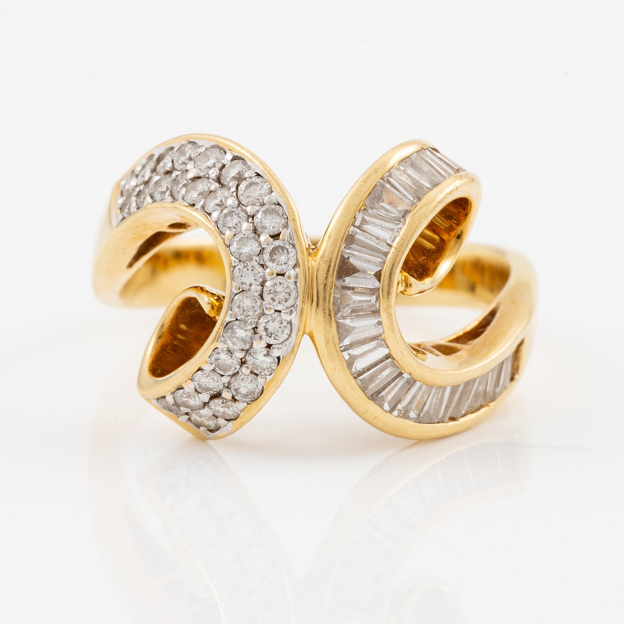 Ring, 18K gold with baguette-cut and brilliant-cut diamonds.