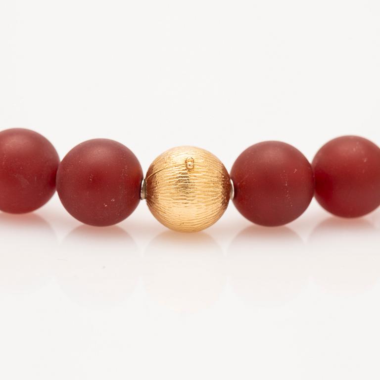 Ole Lynggaard, pendant 18K gold, with two stone collets with prongs, lapis lazuli and glass.