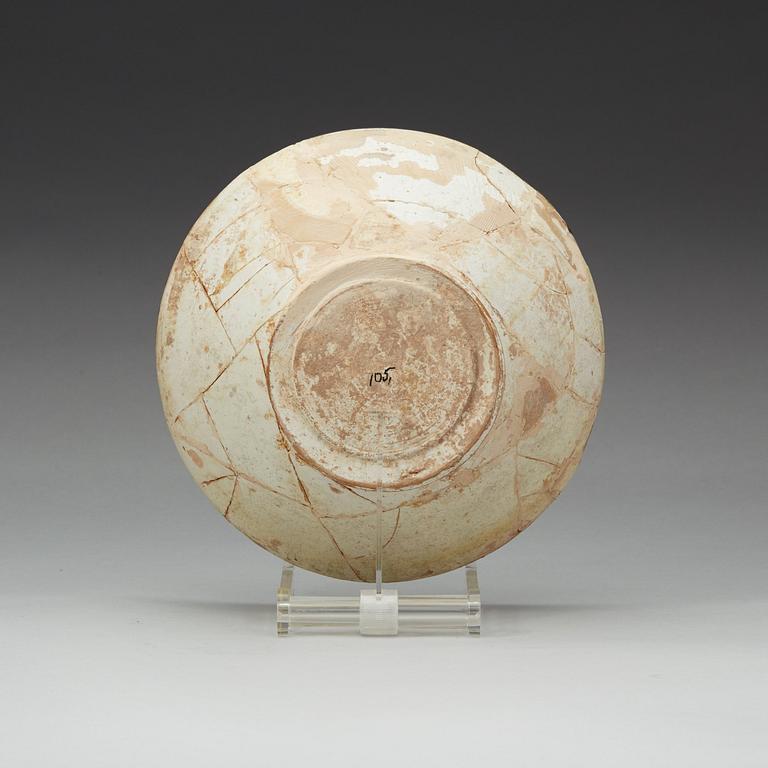 SKÅL. Lergods. Nishapur, Iran 800-900-tal. Diameter 25,5 cm.