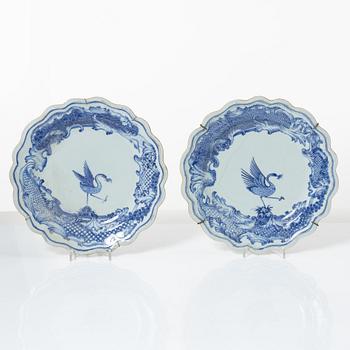 Tallrikar, ett par, vapenporslin, Qingdynastin, Qianlong (1736-95).