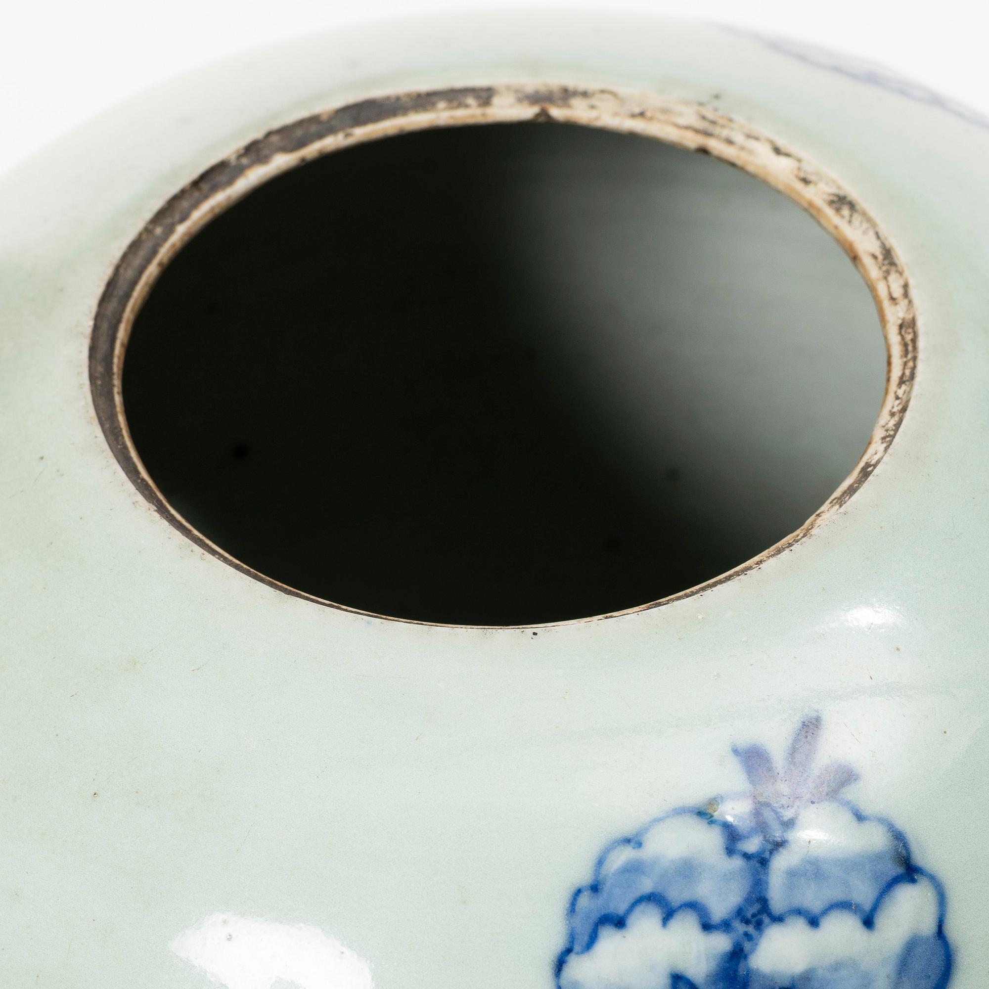 A porcelain pot with wooden cover and stand, China, 19th century.