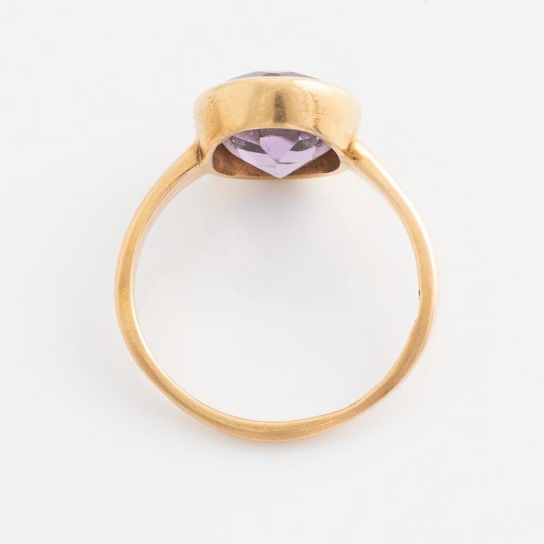 Ring, 18K guld med ametist.