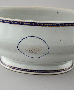 A porcelain terrine with lid, Qianlong (1736-1795).