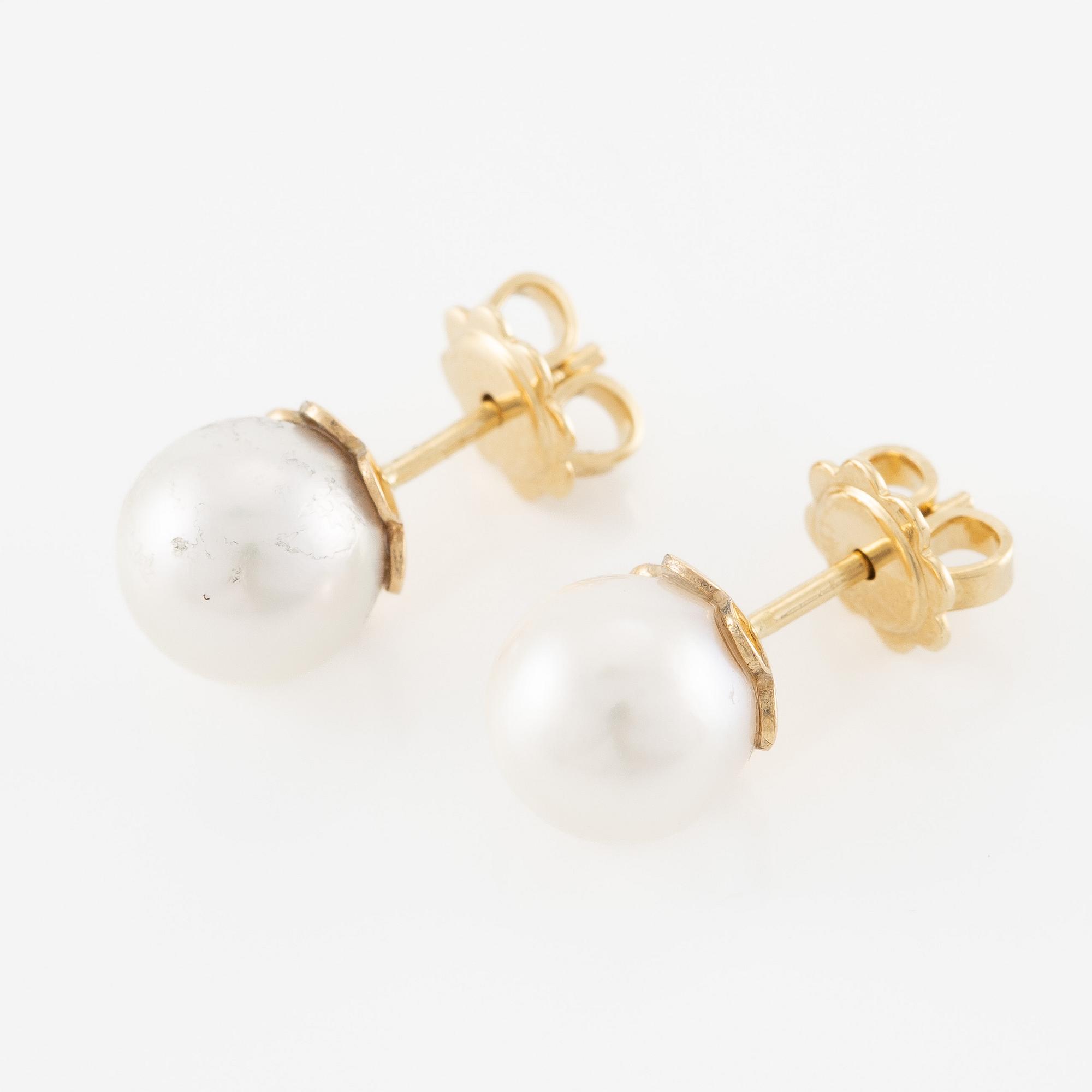 Örhängen 18K guld med odlade akoyapärlor.