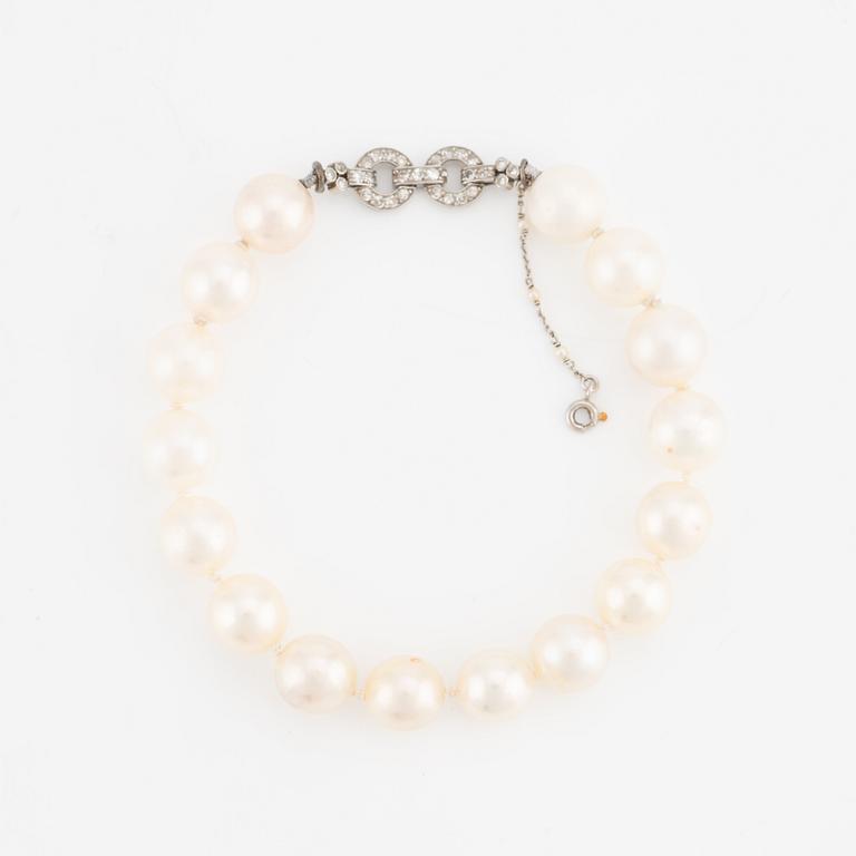 Bracelet, with pearls, clasp platinum with diamonds.