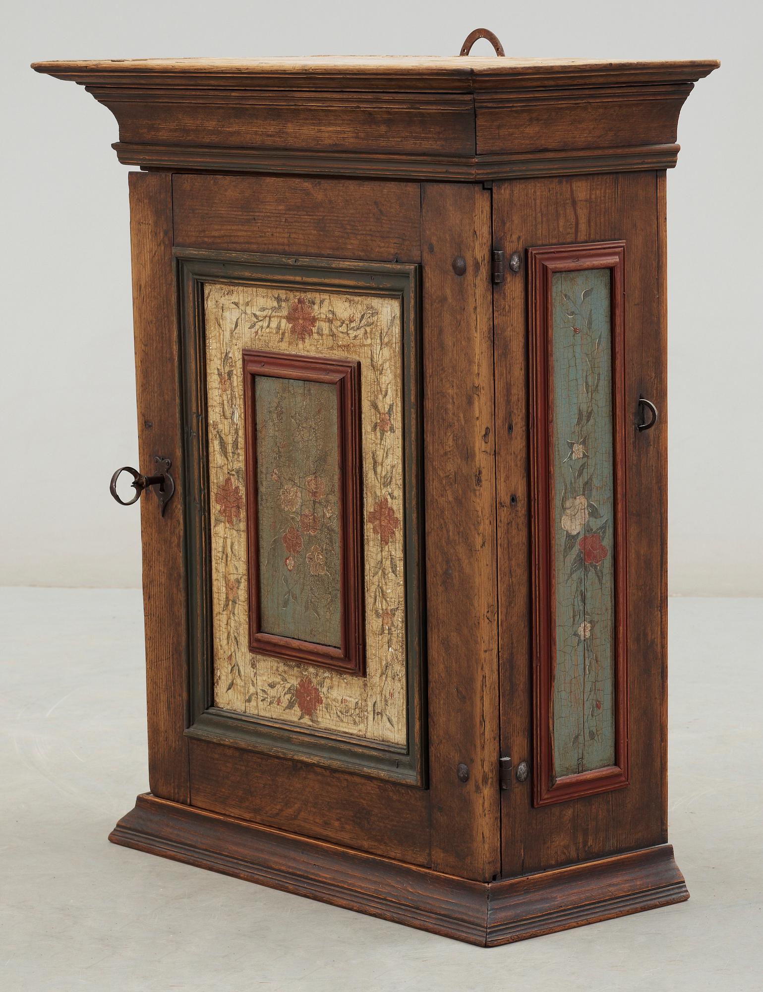 HÄNGSKÅP, allmoge, 1700-tal.