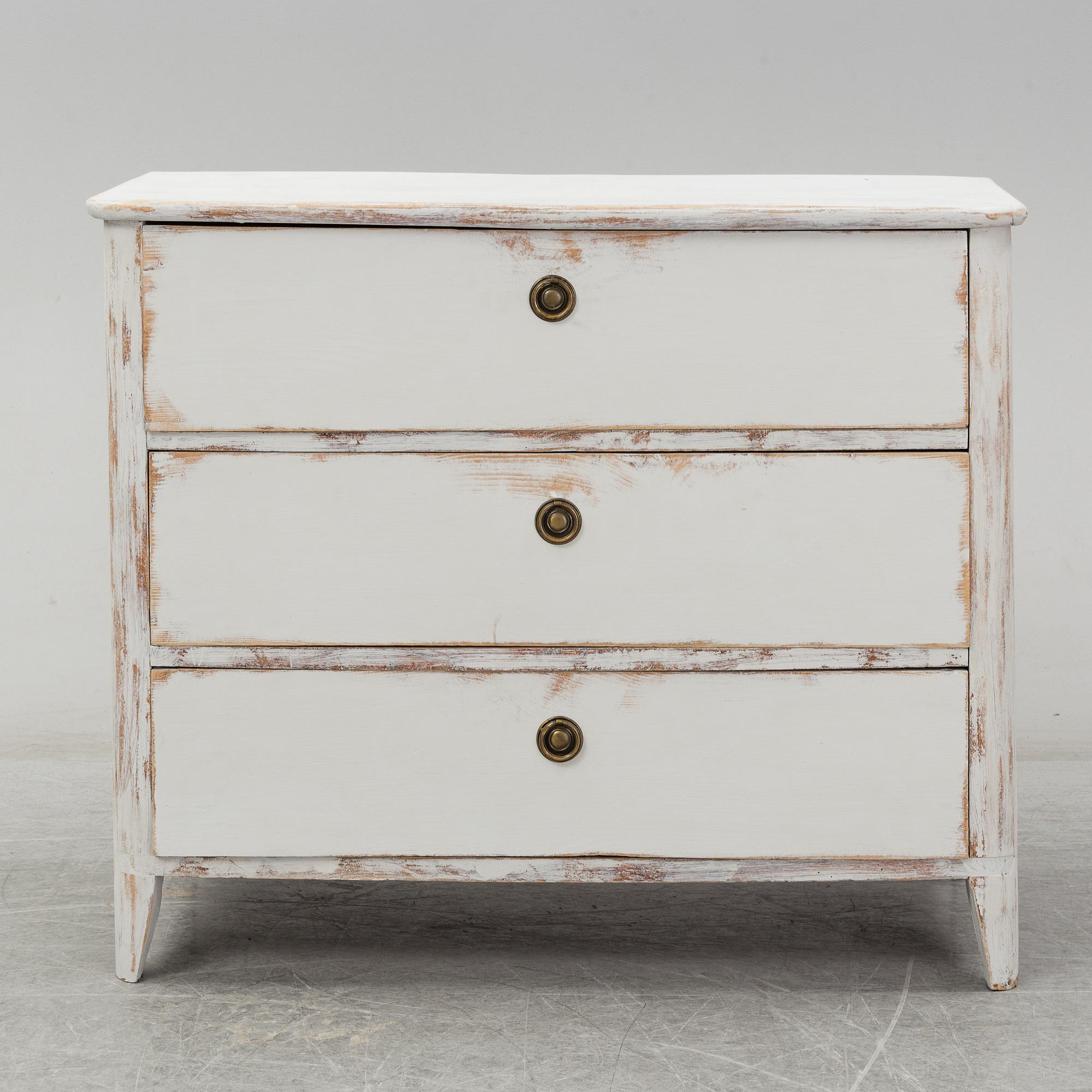 A mid 20th Century chest of drawers.