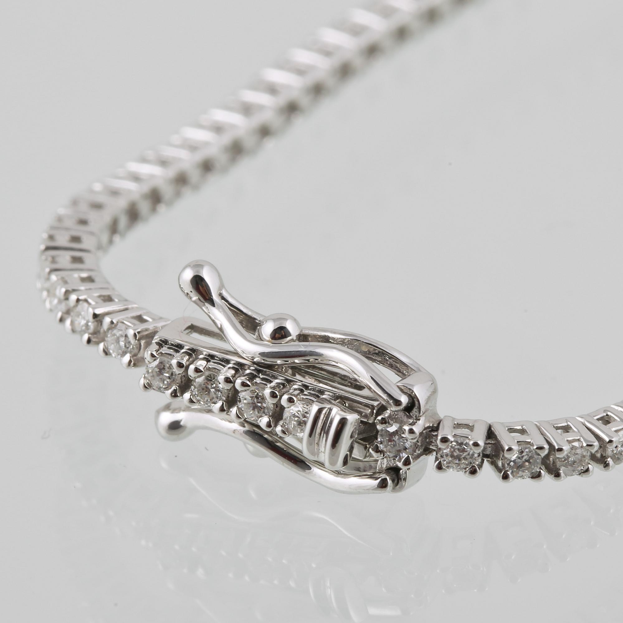 ARMBAND, 18K vitguld med briljantslipade diamanter ca 1.16 ct. Vikt 5,3 gram.