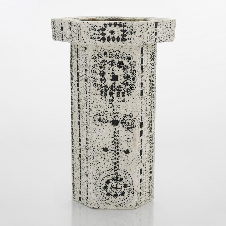 Rut Bryk, kynttilänjalka, kivitavaraa, signeerattu BRYK.