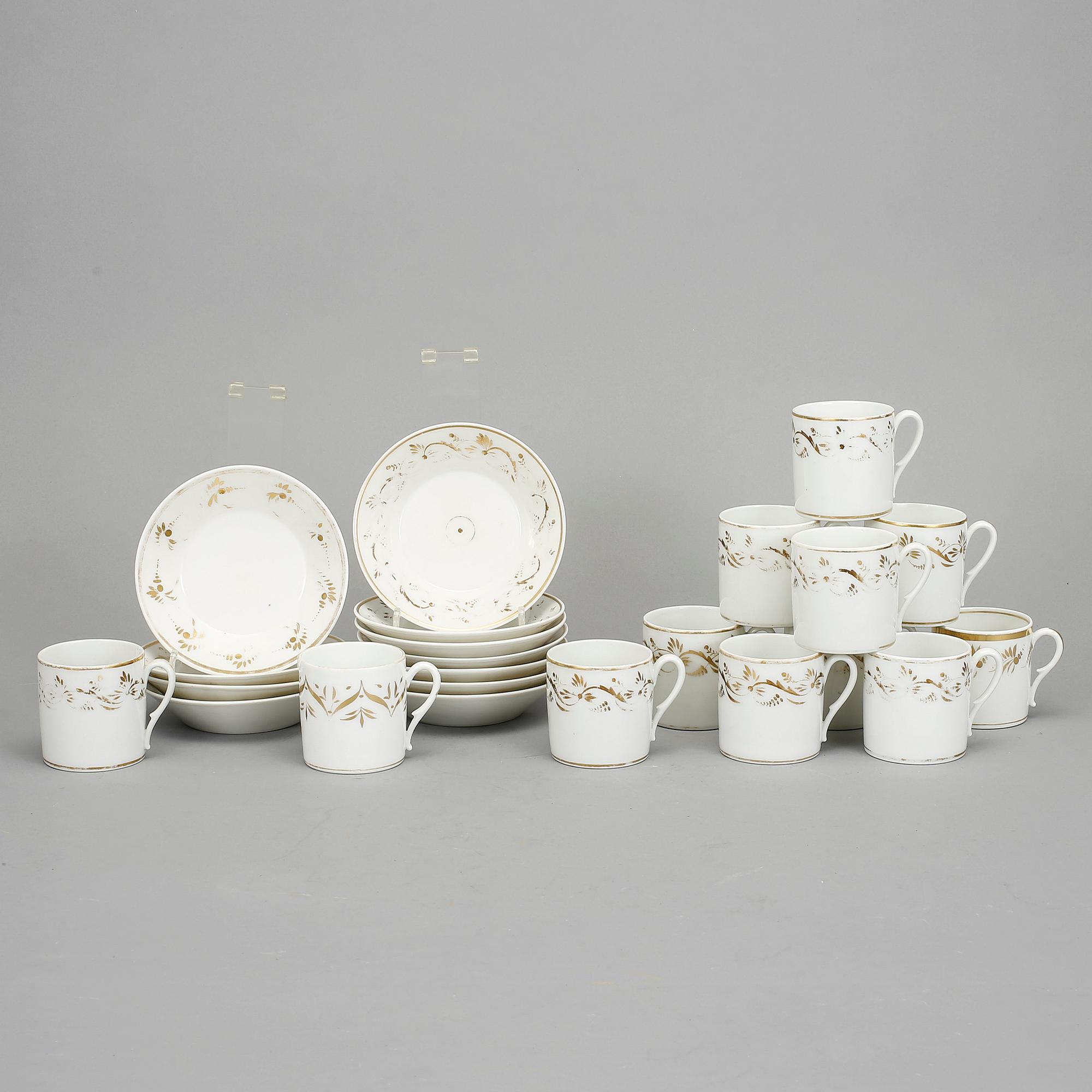 KAFFEKOPPAR, 12 st, porslin. Stämplade TGC, Paris, 1800-talets andra kvartal.