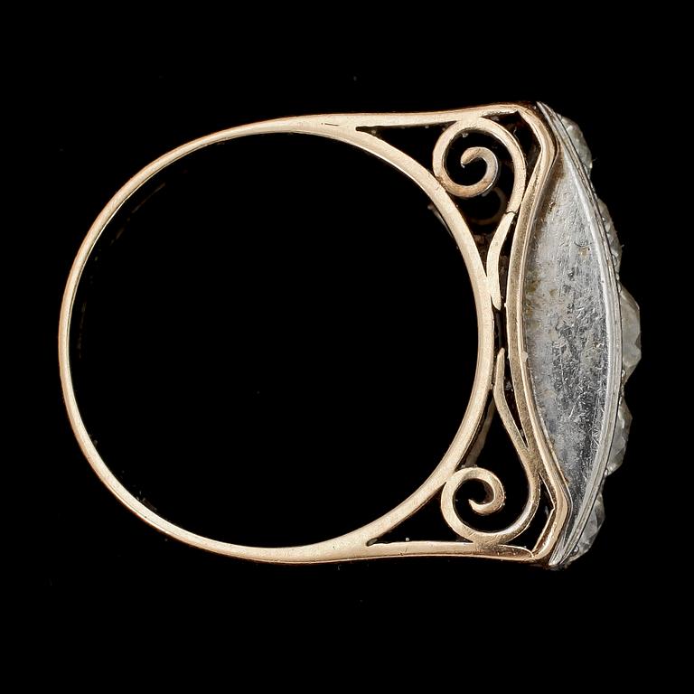 RING, 18k guld med 5 briljantslipade diamanter, Stockholm, 1953.
