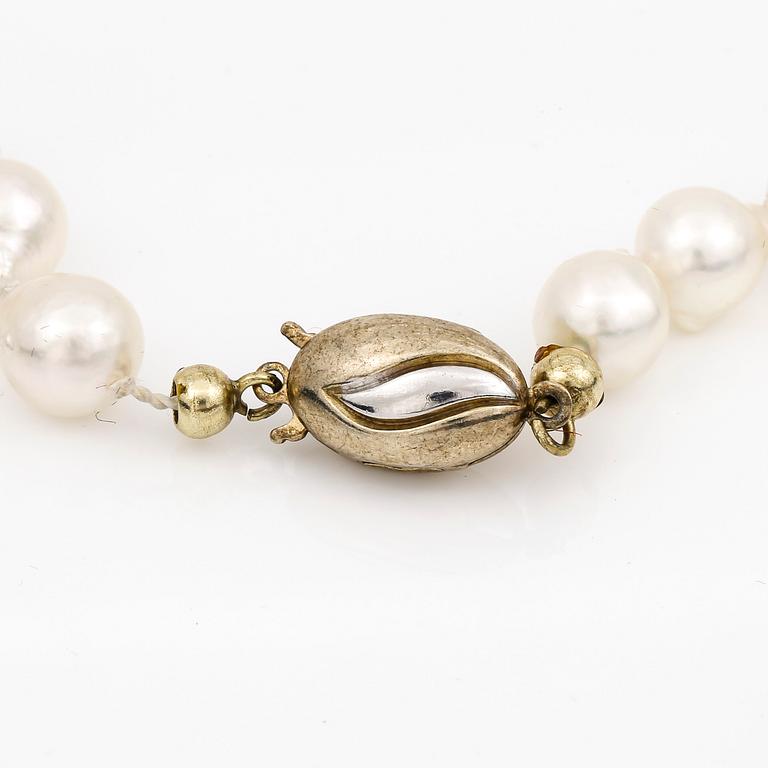 PÄRLCOLLIER, med något gula och rosafärgade barocka droppformade pärlor och förgyllt silverlås.
