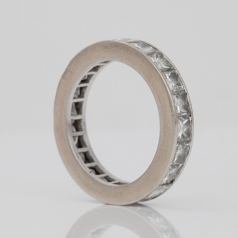 RING, helallians, med princesslipade diamanter, cirka 2.00 ct. Kvalitet ca G-H/VS-SI.