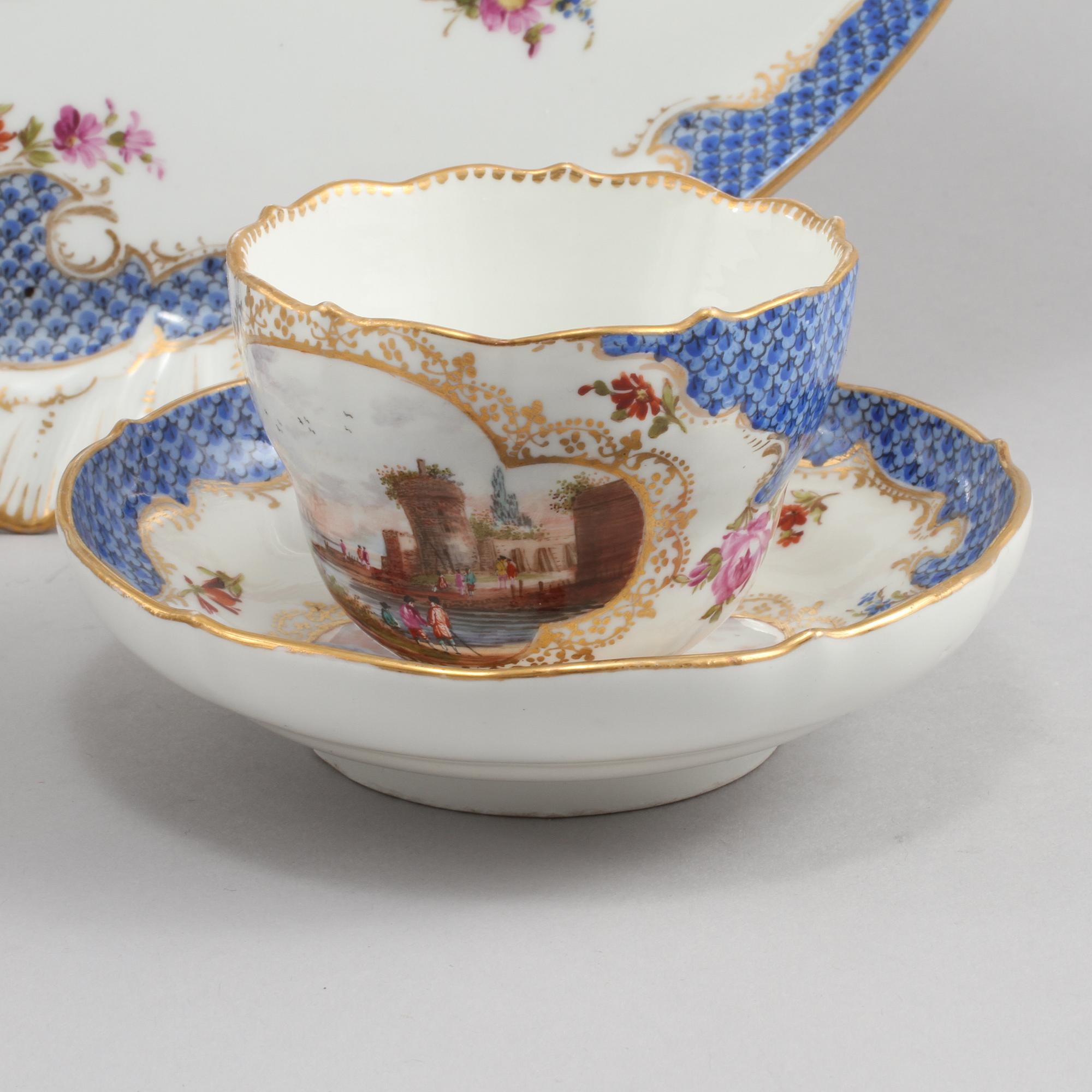 BRICKA samt koppar, 2 st, porslin, delvis märkta med Meissen-märke, 1900-tal.