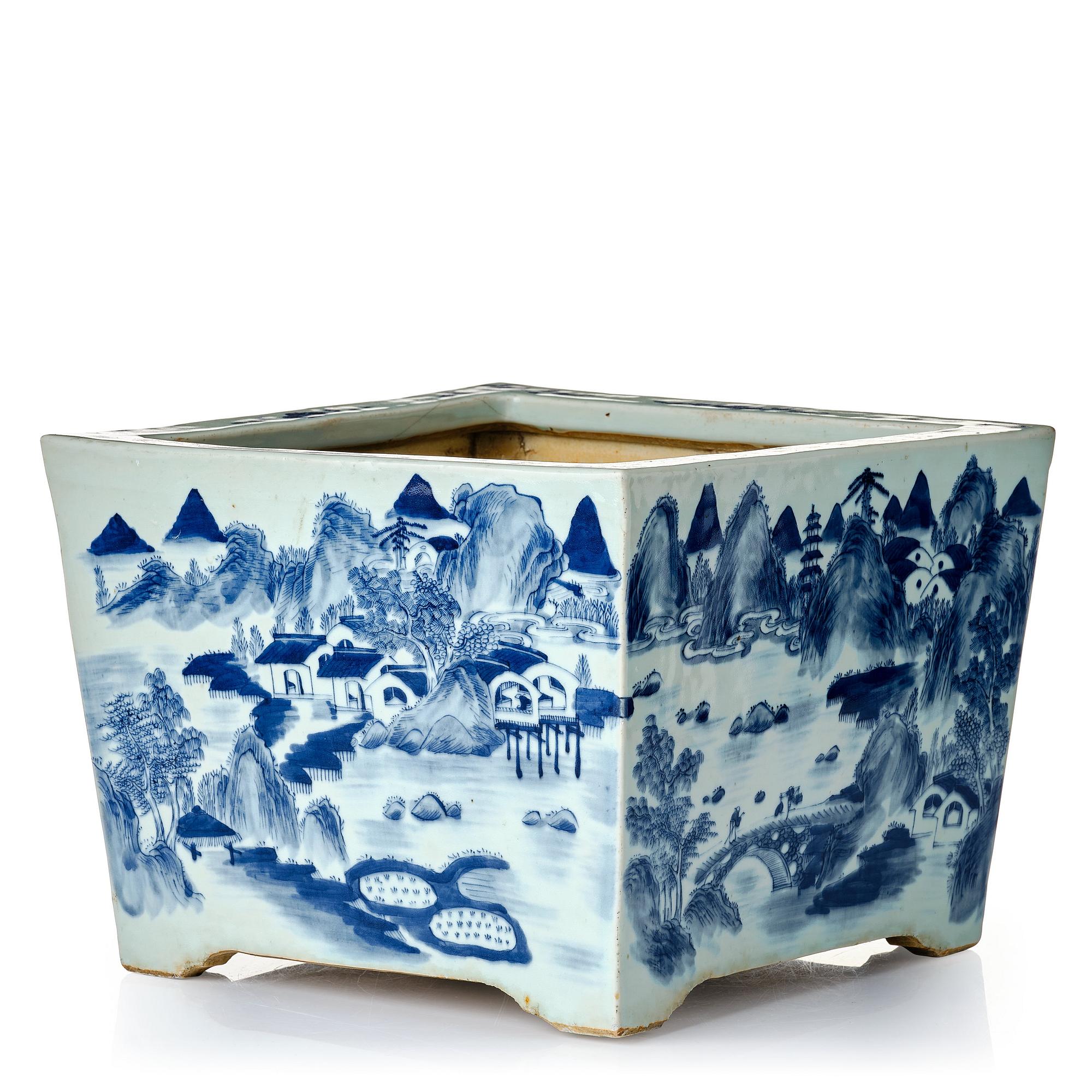 A blue and white flower pot, late Qing dynasty, circa 1900.