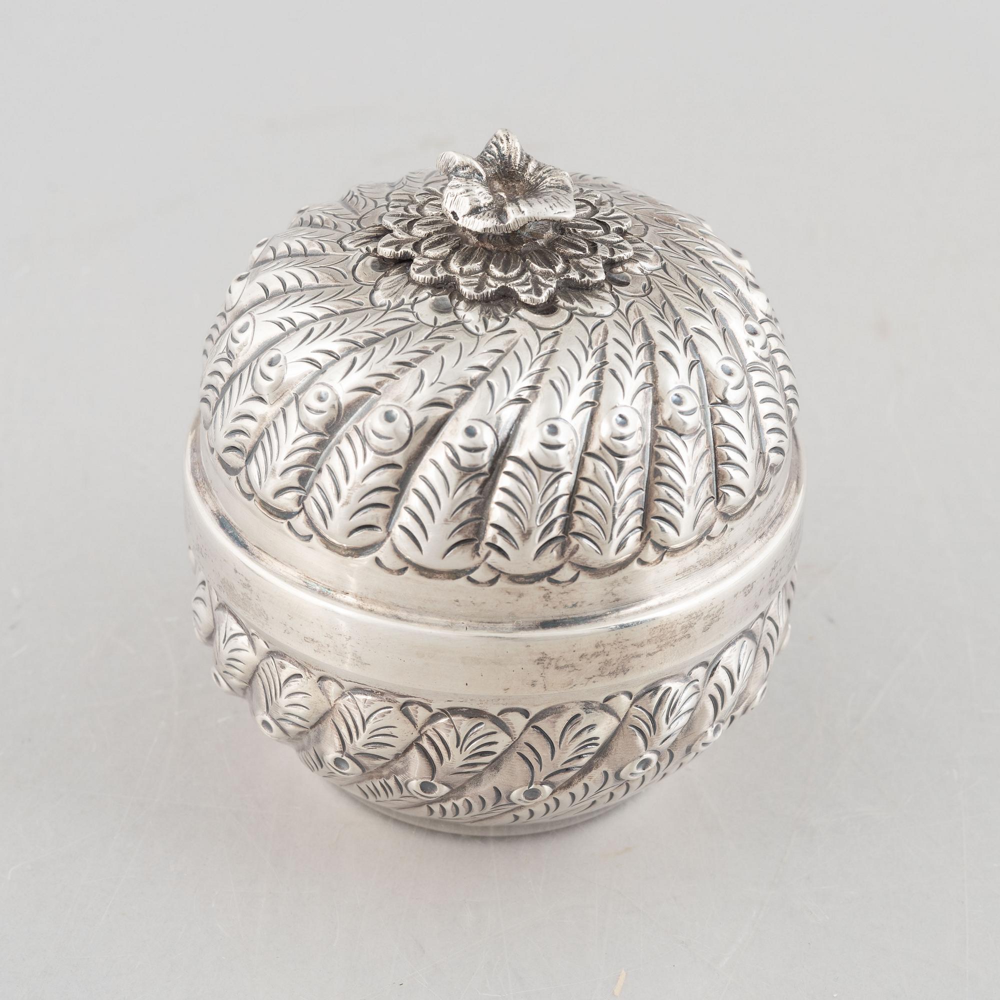 Round box with lid, silver, 20th century.