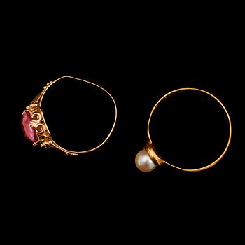 RINGAR, 2 st, 18 och 23 k guld. Total vikt ca 5 g.
