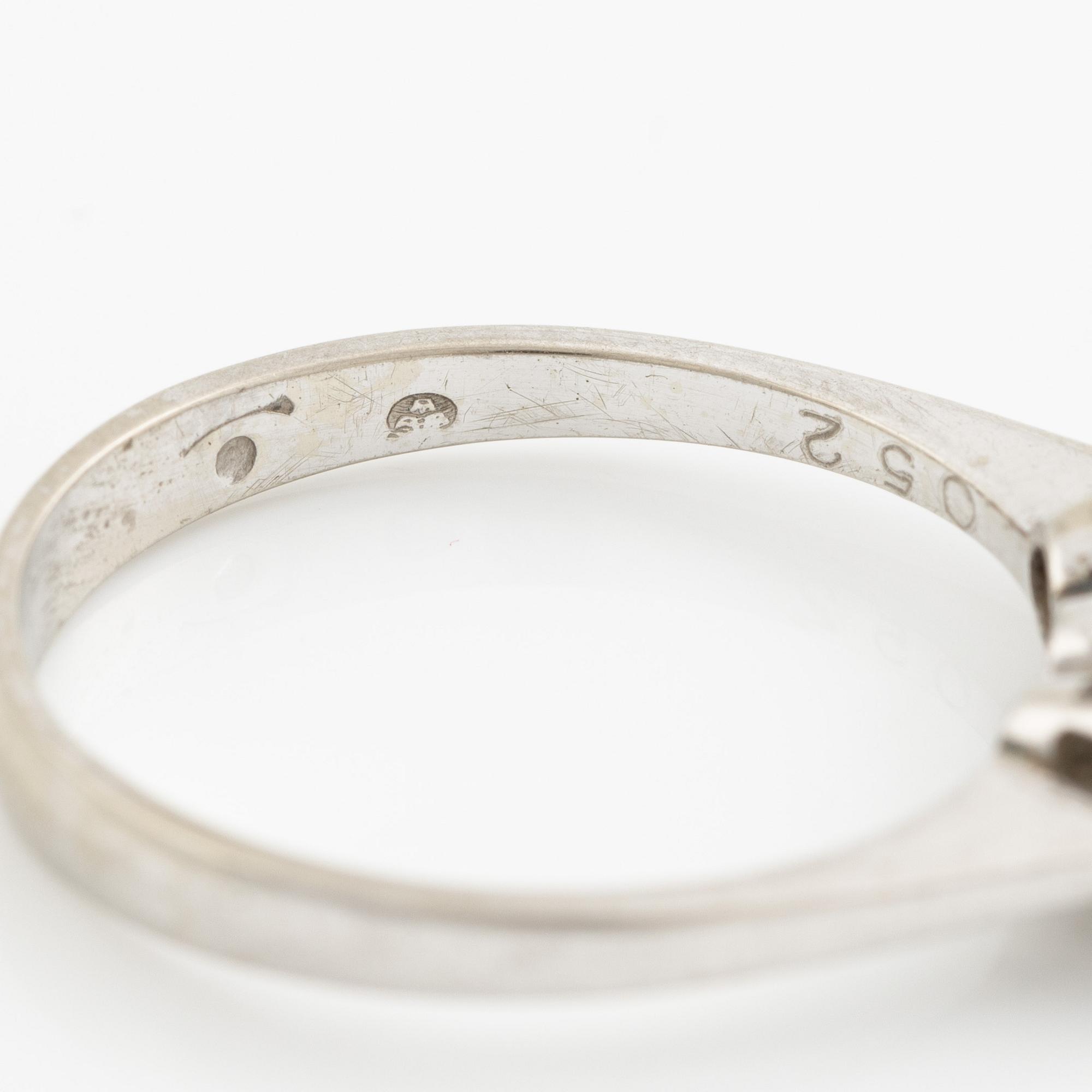 Ring, 18K vitguld med tre gammalslipade diamanter.