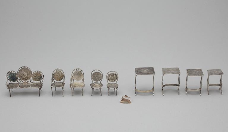 MINIATYRMÖBLER och STRYKJÄRN, 10 delar, silver, sekelskiftet 1900. Totalvikt 100 gr.