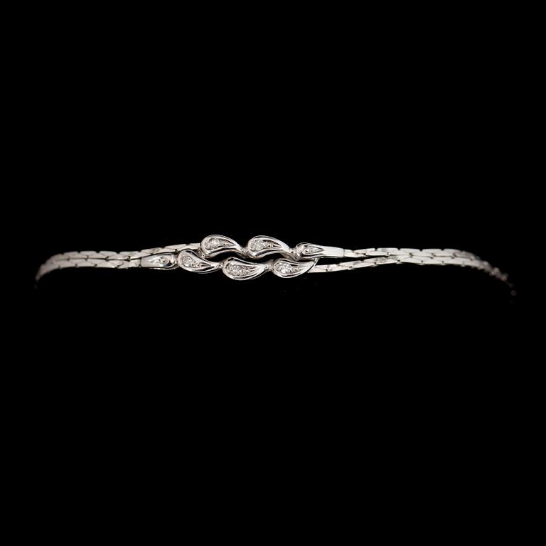 ARMBAND, 18 k, vitguld, med briljantslipade diamanter totalt 0.05 ct. Total vikt ca 6 g.