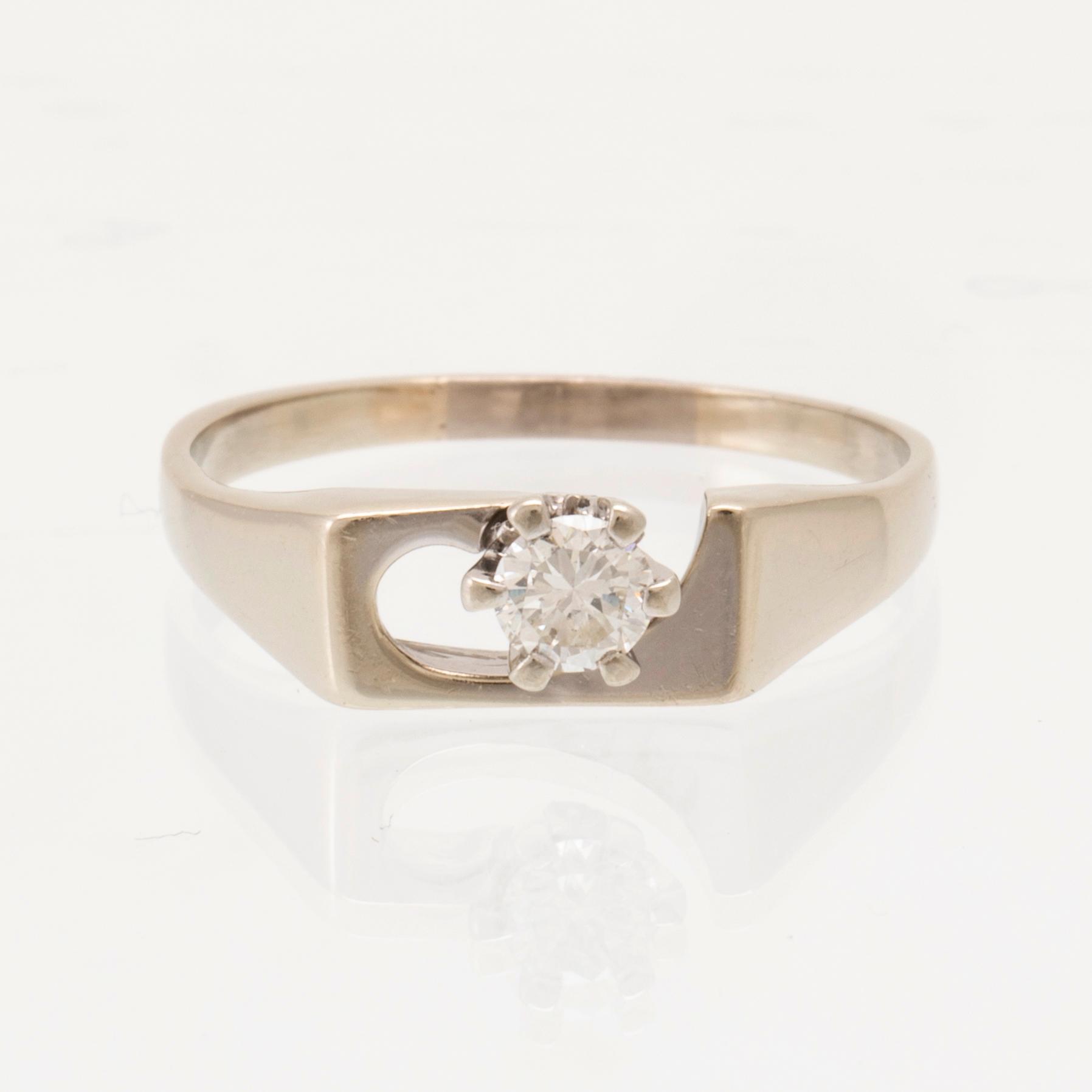 Ring solitär 18K vitguld med en rund briljantslipad diamant.