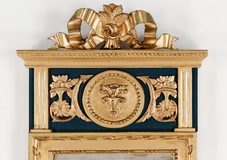 SPEGEL, gustaviansk, bär Stockholms hallstämpel 1796.
