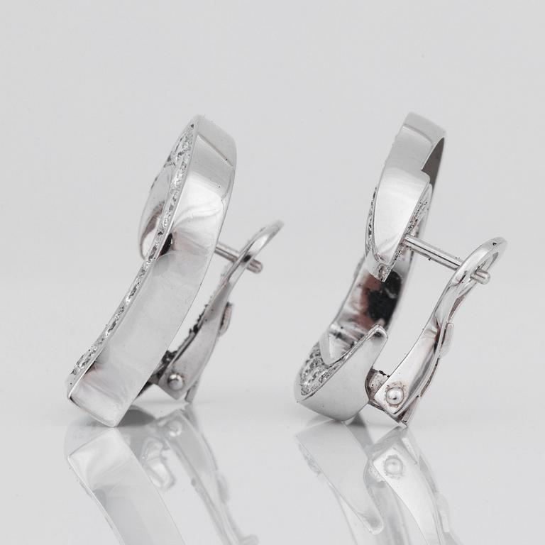 A pair of Chopard diamond, 2.90 cts in total, earrings. Certificate of origin.