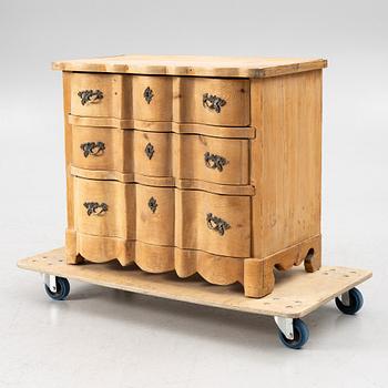 A Baroque chest of drawers, early 18th century.