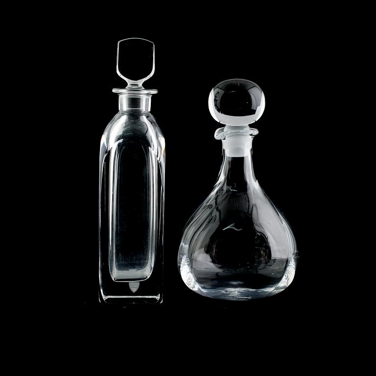 KARAFFER, 2 st, glas, Kosta Boda och Orrefors, 1900-talets andra hälft.