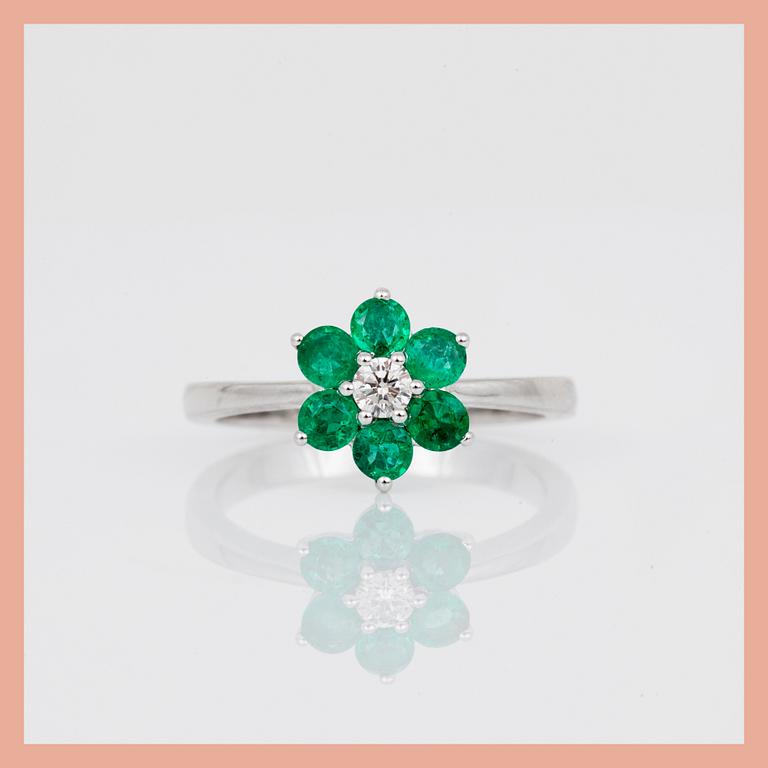 RING, 18K vitguld med briljantslipad diamant, ca 0,11 ct, och rundslipade smaragder, tot ca 0,73 ct. Tot vikt ca 3,78 g.