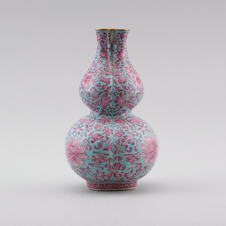 TULPANVAS, porslin, Kina, sannolikt 1900-tal.