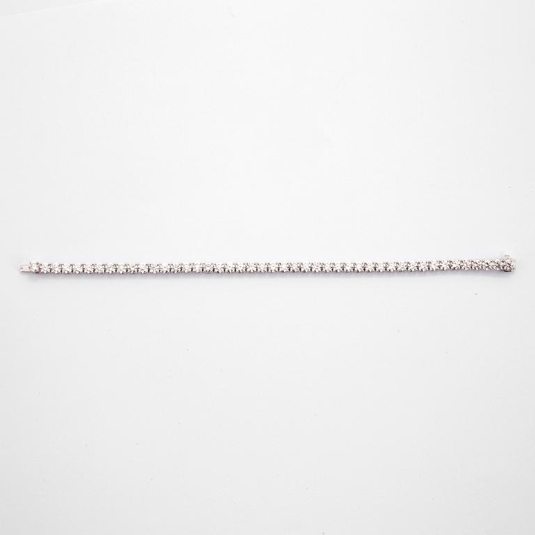 A line bracelet with 45 brilliant cut diamonds total carat weight ca 11.42 cts. Quality ca G-H/VS-SI.
