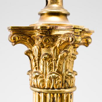 BORDSLAMPA, Klassicistisk stil, 1900-talets andra hälft.