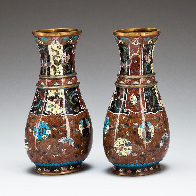 VASER, ett par, cloisonne, Kina, 1900-tal.