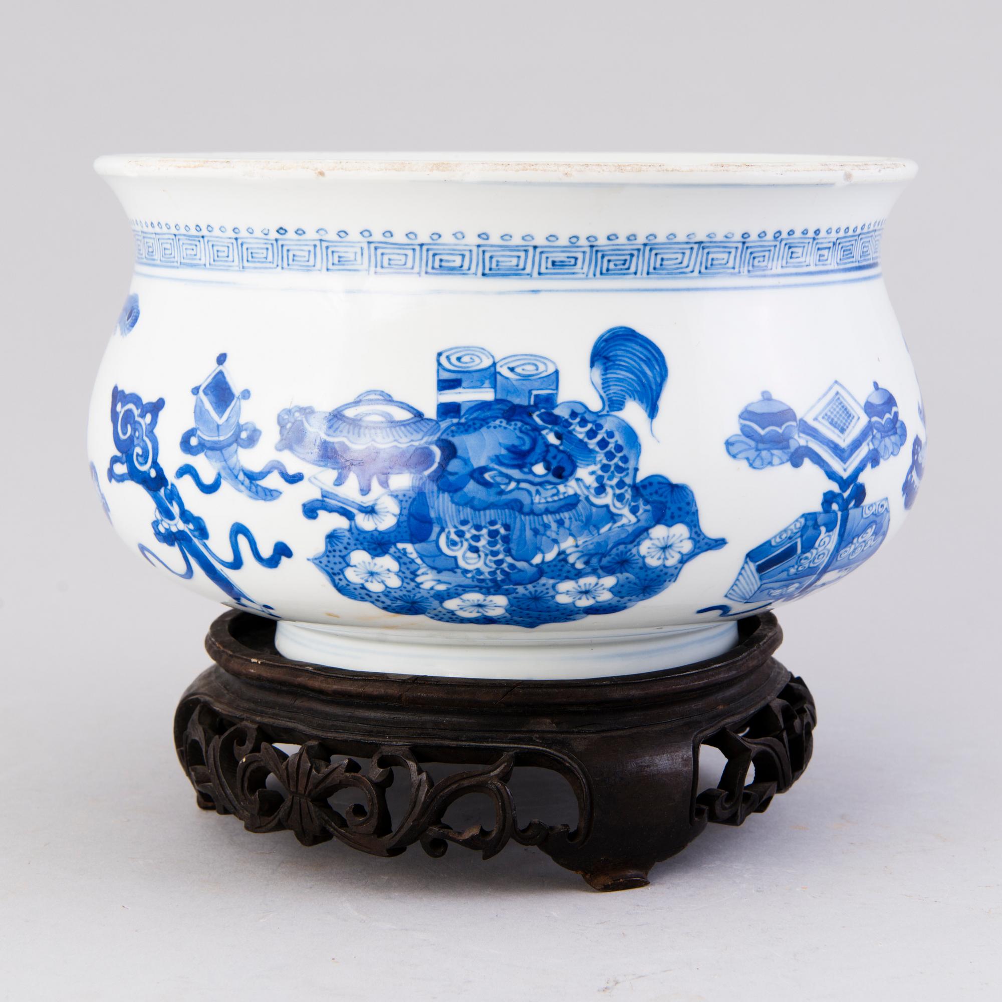 A Chinese porcelain bowl, circa 1800.