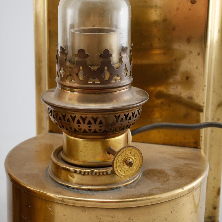 A pair of 20th century wall lamps in brass.