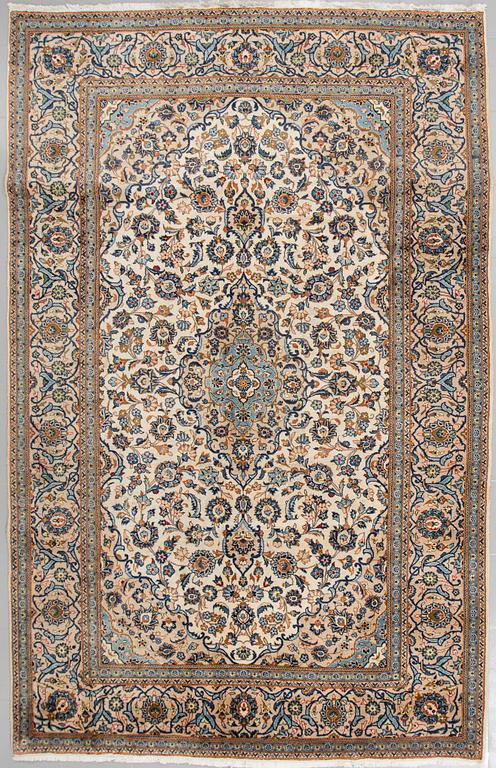 A Keshan rug, 310 x 200 cm.