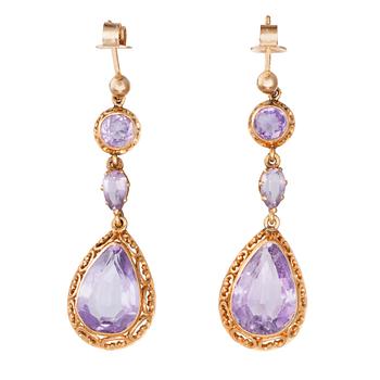 363. EARRINGS, 18K gold, amethysts c. 9 ct. Length 43 mm. Weight 6,4 g.