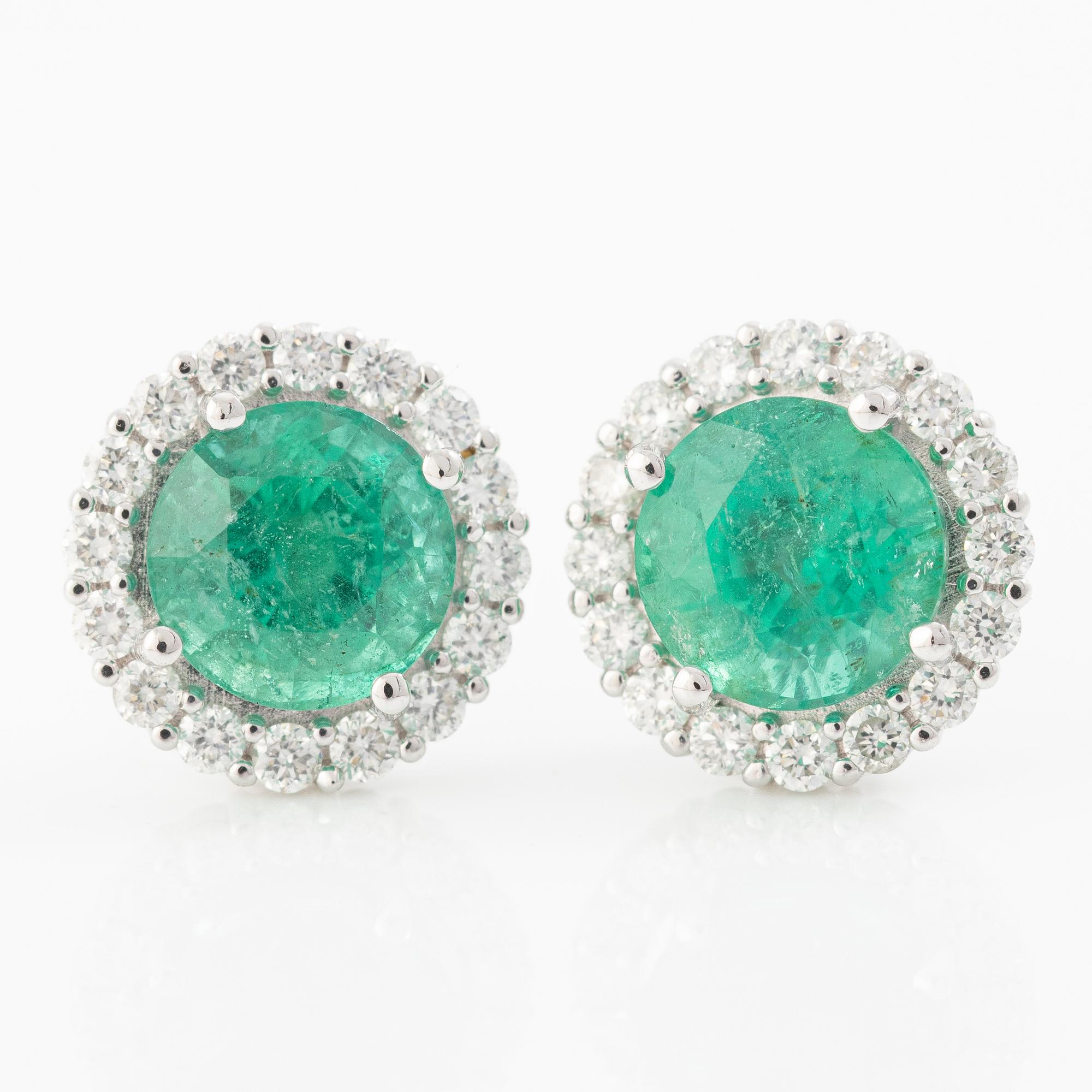 Earrings 18K white gold with emeralds and brilliant-cut diamonds.