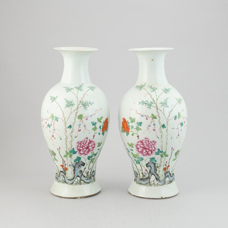 A pair of famille rose vases, late Qing dynasty, circa 1900.