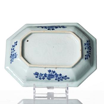 A pair of blue and white dishes Qianlong 1736-95.