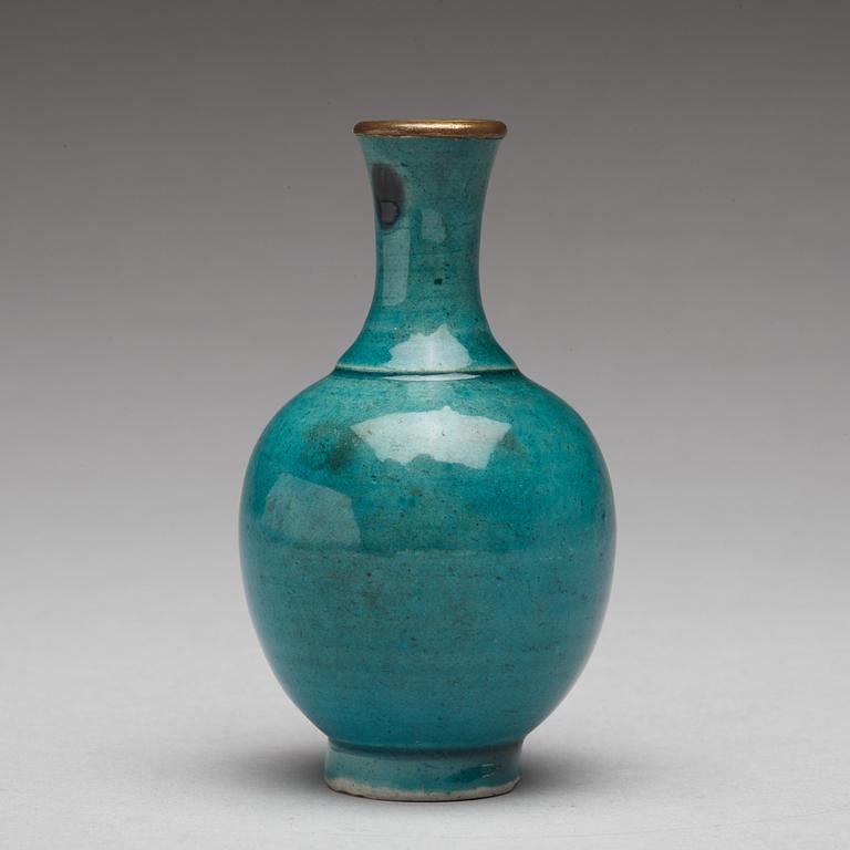 A turkoise glazed vase, Qing dynasty, Kangxi (1662-1722).